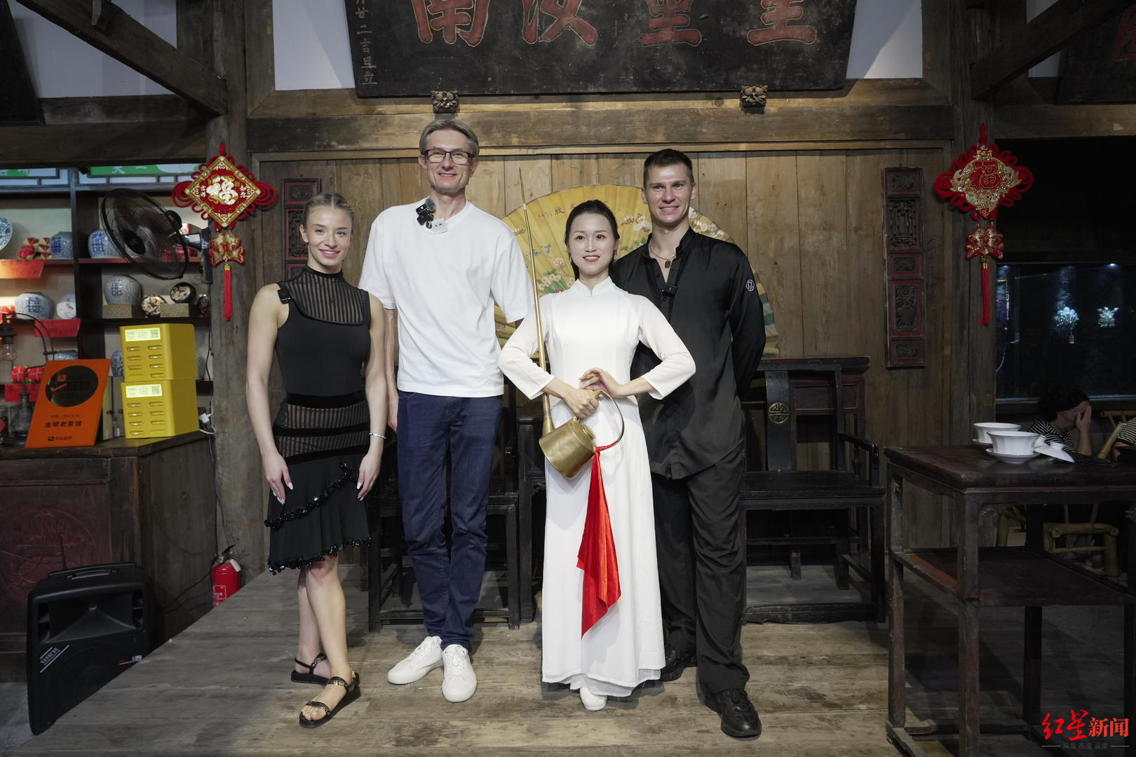 他再一次看 他再一次看